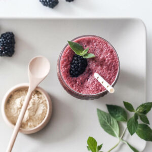 widok z góry na szklankę z jeżynowym koktajlem z ashwagandhą