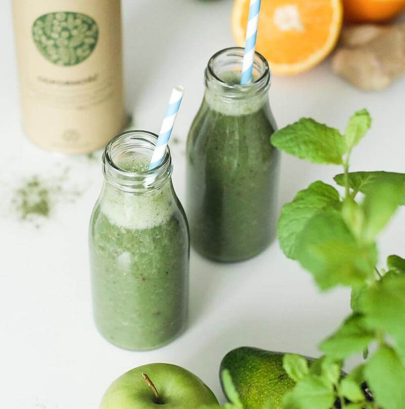 dwie butelki z zielonym koktajlem z dodatkiem alg - spiruliny i chlorelli - w mieszance superfoods wzmacniającej odporność