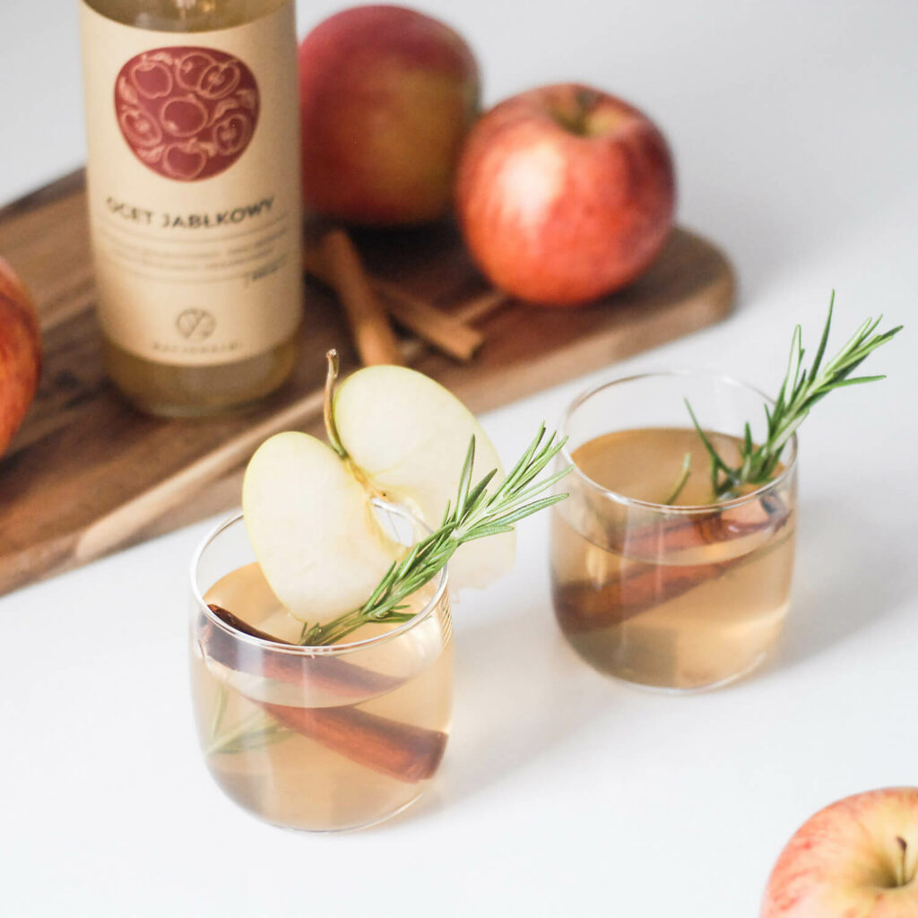 szklanki z napojem z octem jabłkowym; przykład jak pić ocet jabłkowy