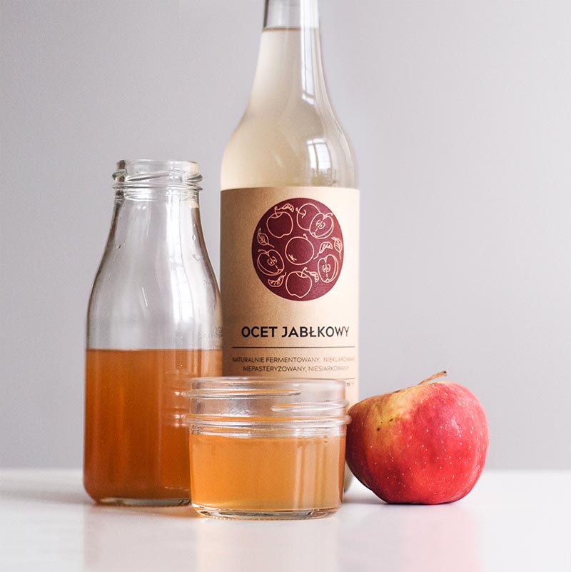 shot z żywego octu jabłkowego i naturalnego soku jabłkowego