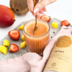 szklanka ze smoothie z mango i truskawek z miksem detoks