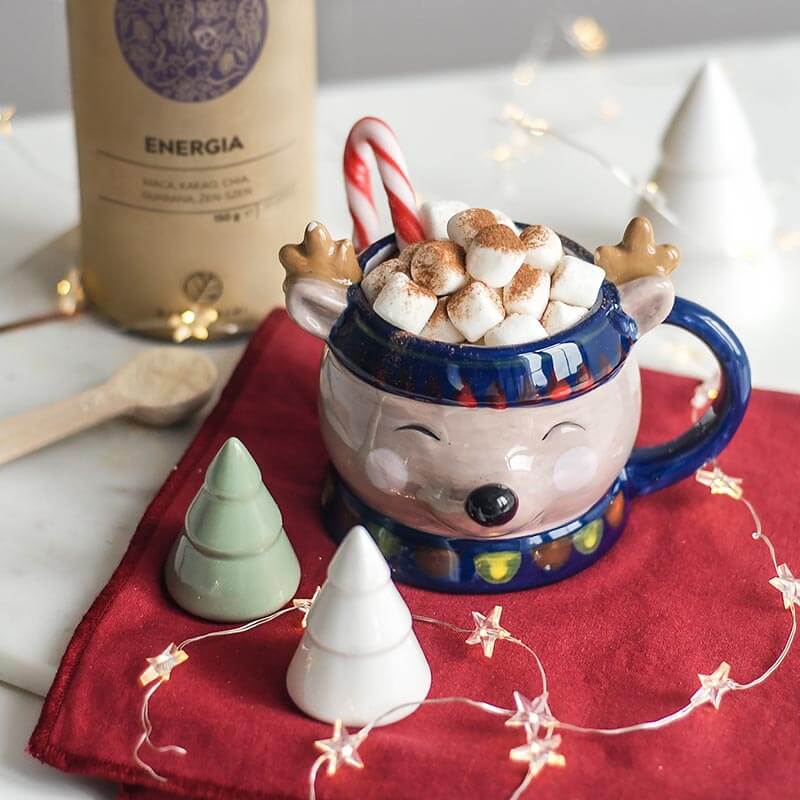 kubek w kształcie renifera ze świąteczną, gorącą czekoladą z piankami i korzeniem maca