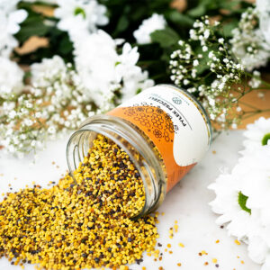 przewrócony słoik z którego wysypuje się pyłek pszczeli