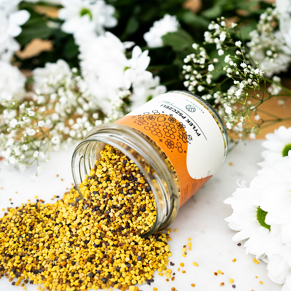 przewrócony słoik z którego wysypuje się pyłek pszczeli