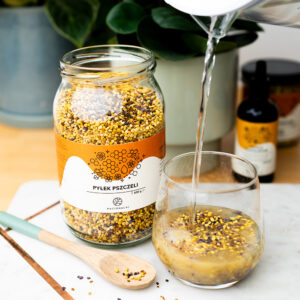 pyłek pszczeli rozpuszczony w szklance wody
