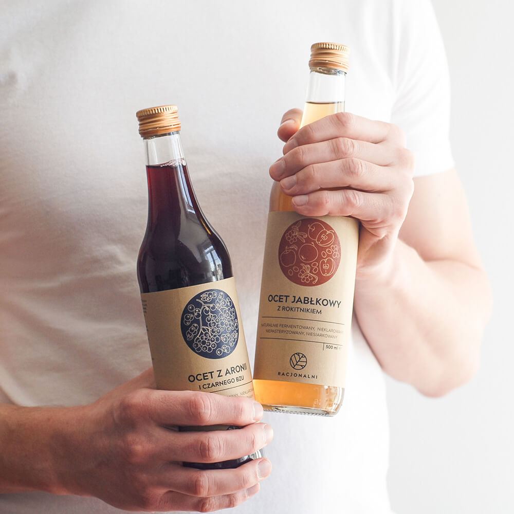 żywe octy marki Racjonalni: a owoców aronii i czarnego bzu, oraz jabłkowy z rokitnikiem
